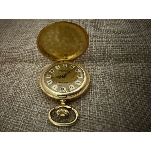 Majestime Pocket Watch – Ornate Gold-Tone Engraved Case – WORKS GREAT - Picture 2 of 7